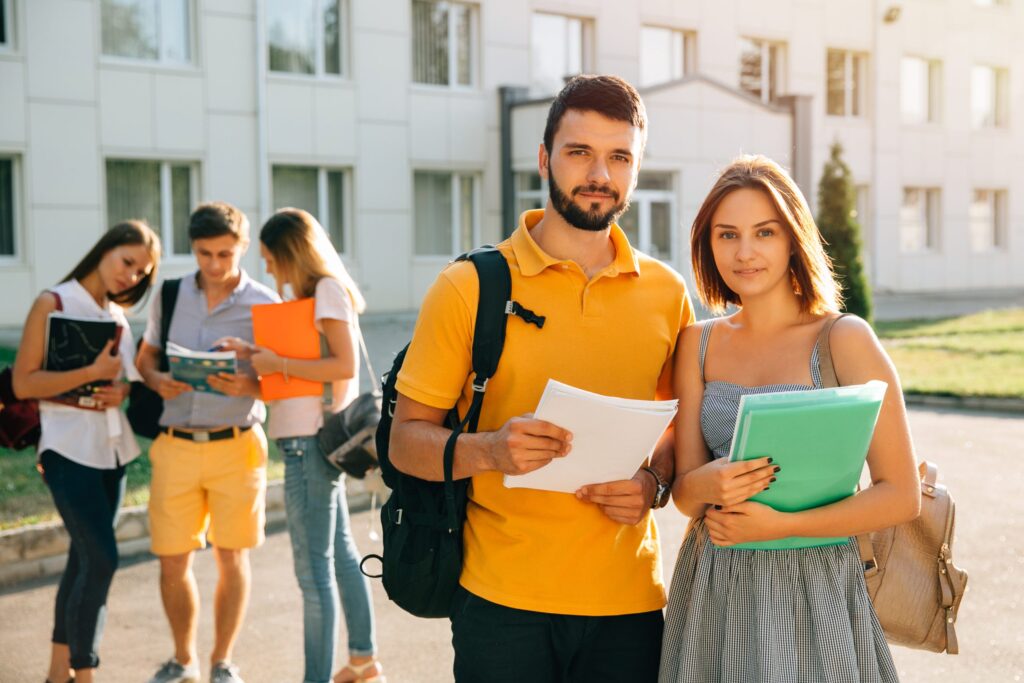 two-happy-students-with-backpacks-and-books-in-their-hands-smiling-at-camera-scaled-1-1024x683 Vestibular UEPA 2025: Inscrições, Provas, Datas, Vagas e Cursos