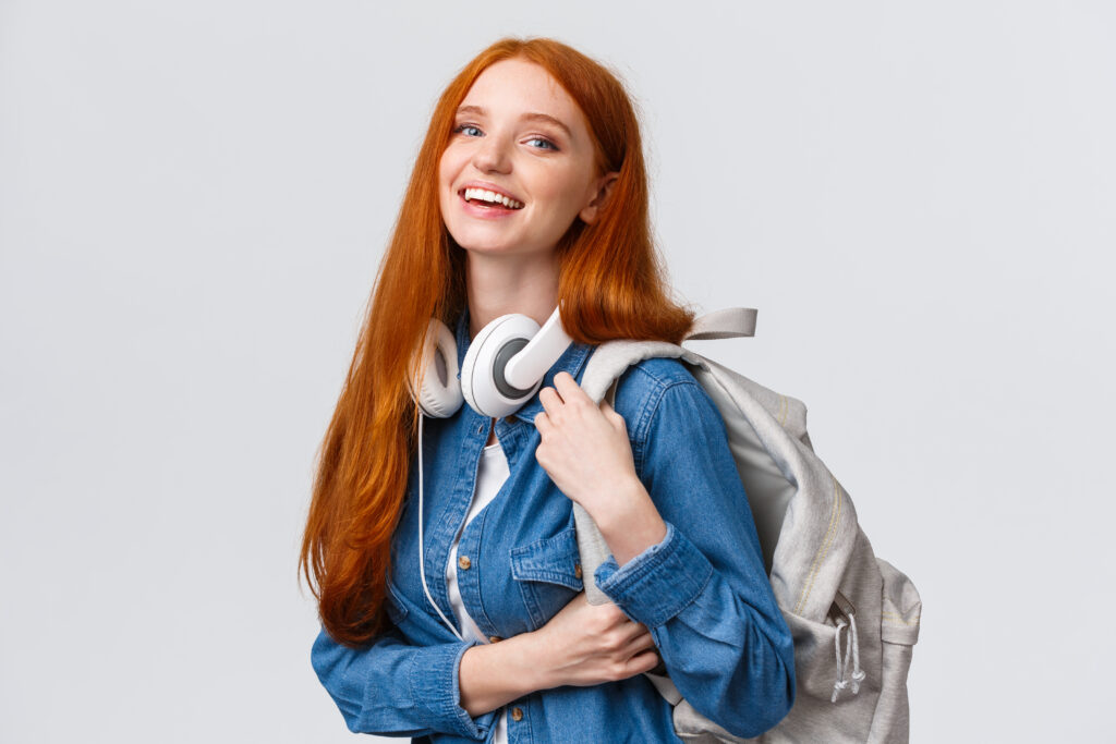 vida-universitaria-estilo-de-vida-moderno-e-conceito-de-educacao-aluna-ruiva-bonita-alegre-com-cabelo-comprido-sexy-usando-fones-de-ouvido-no-pescoco-mochila-camera-sorridente-1024x683 Vestibular‌ UCS 2025: ‌Inscrição,‌ ‌Provas‌, Cursos e Nota‌ ‌de‌ ‌Corte‌ ‌