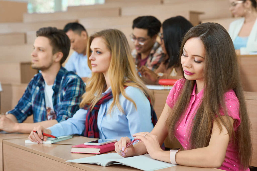 alunos-sentados-em-mesas-de-madeira-em-sala-de-aula-1024x683 Vestibular UEMA 2025: Inscrições, Provas, Datas, Vagas e Cursos