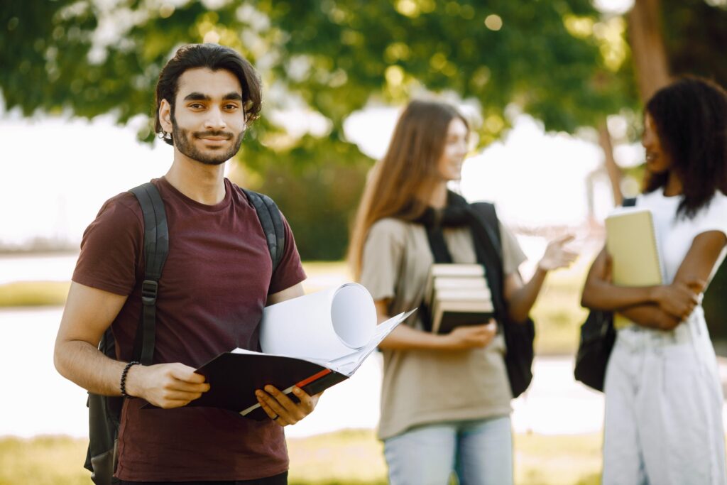 concentre-se-em-um-menino-indiano-que-esta-separado-grupo-de-estudantes-internacionais-juntos-no-parque-da-universidade-scaled-1-1024x683 Vestibulares de Contabilidade 2025: Inscrição, Prova e Nota de Corte