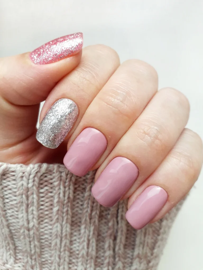 3221953-o-esmalte-com-glitter-metalico-tambem-po-1200x0-3-768x1024 Unhas Decoradas Rosa em 2024: Tendências e Estilos para um Toque de Feminilidade