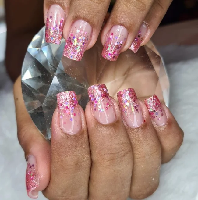 Francesinha-com-glitter-cor-de-rosa Unhas Francesinhas 2024 - Tendências