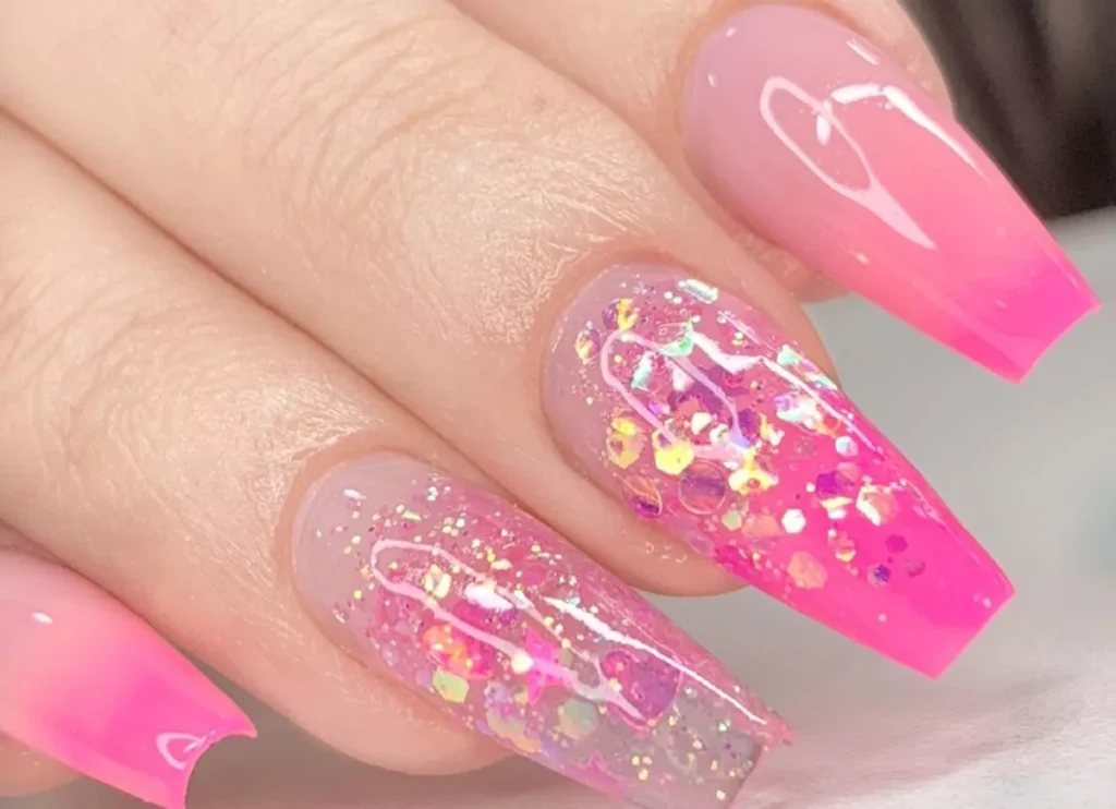 unhas-rosa-com-glitter-1024x742 Unhas Decoradas Rosa em 2024: Tendências e Estilos para um Toque de Feminilidade