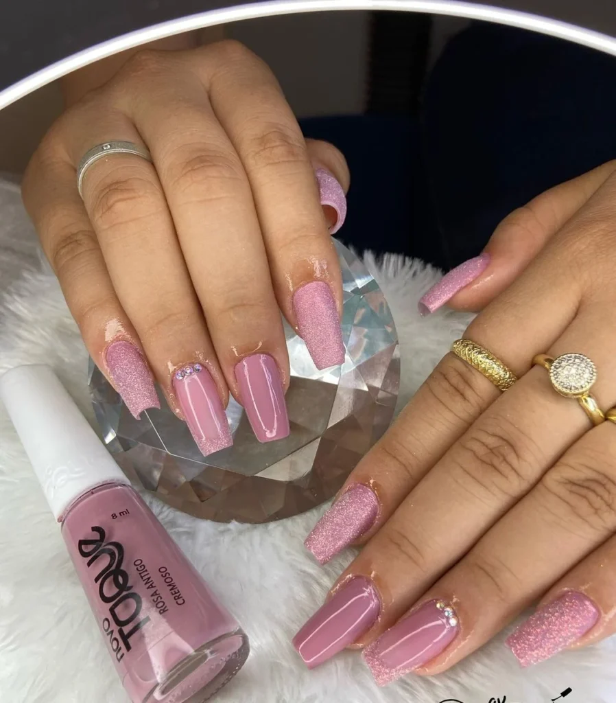 unhas-rosas-com-glitter-4-e1622055291109-898x1024 Unhas Decoradas Rosa em 2024: Tendências e Estilos para um Toque de Feminilidade