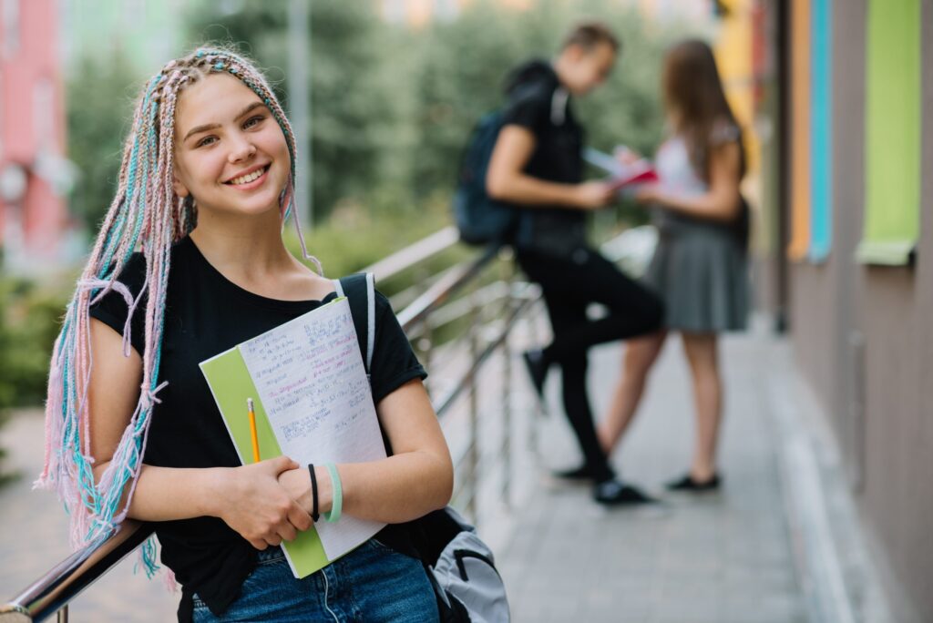 menina-alegre-com-estudos-posando-fora-scaled-1-1-1024x684 Vestibulares de Nutrição 2025: Inscrições, Provas e Notas de Corte