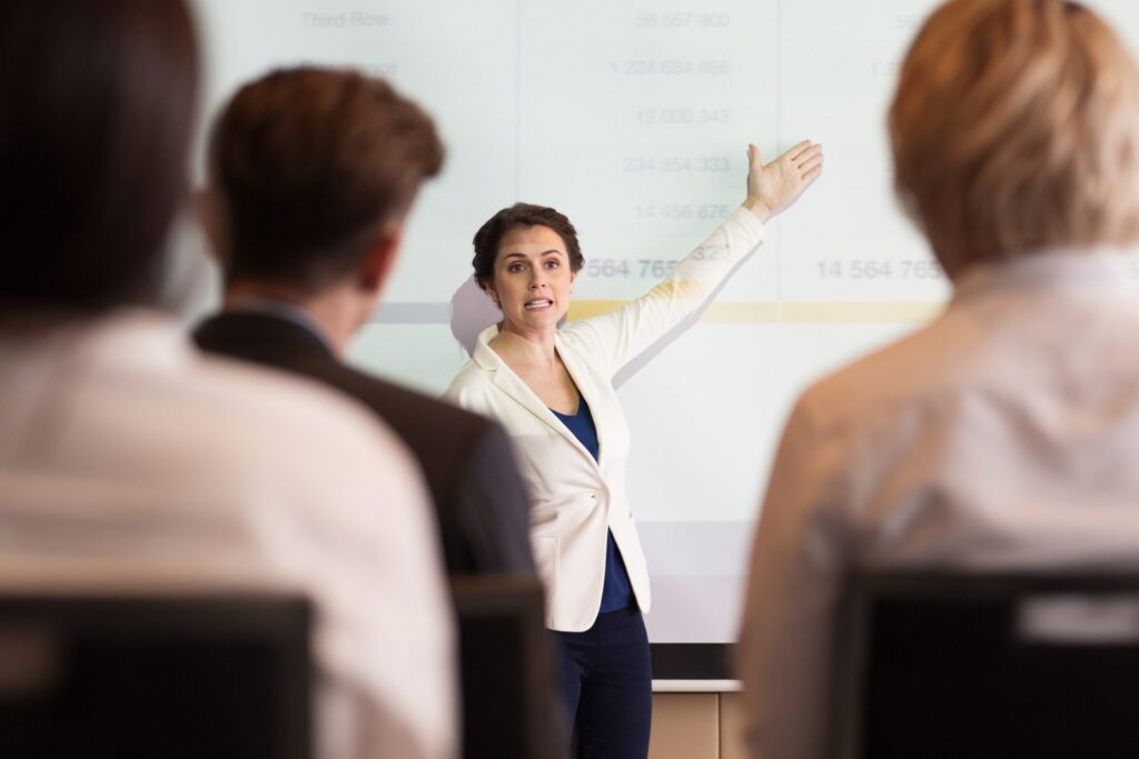 serious-businesswoman-showing-table-to-audience-1536x1024-1-1024x683 Vestibular UESB 2025: Inscrições, Provas, Datas, Vagas e Cursos